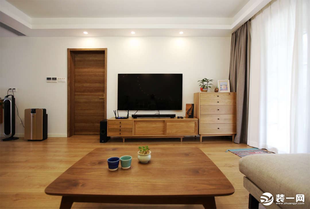 珠江城60平方两居室简约风格客厅电视墙装修效果图