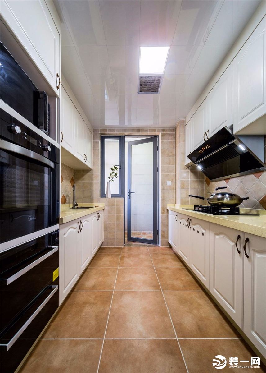恒大未来城115平方三居室美式风格厨房装修效果图