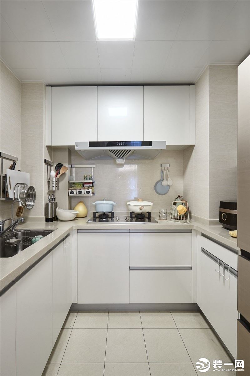万科金域蓝湾76平方两居室现代轻奢风格厨房装修效果图