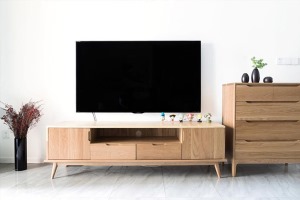 简单的电视柜，不加任何点缀的电视墙。标准的日系简洁摆设。