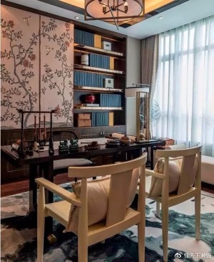 书房与客厅由一面镂空隔断隔开，增加了空间通透感。书桌上独具中国古代文化气息的文房四宝，折射出屋主的气