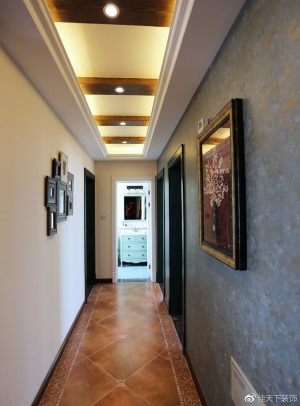 ?客厅的走廊有些长且宽  设计师就利用两面的画做了修饰