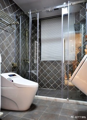 衛浴室的菱形磚線條感強烈，排列開來極為大氣。用玻璃推拉門隔開干區和濕區，通透的質感把時尚氣息帶入衛浴
