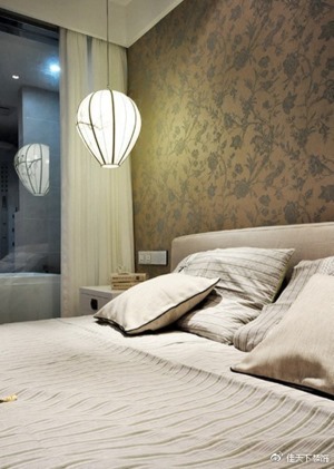 花草墙纸装饰着主卧墙面，买个灯笼设计的现代灯具，与之相衬再合适不过。