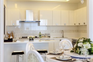 厨房装修设计软装配饰这块的简欧风格装修的底色大多采用白色、淡色为主，家具则是白色或深色都可以