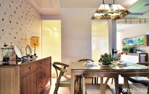 复古餐桌将居家设计进一步升华至精致观感，餐桌上方一轮明亮的吊灯，身后五斗柜很朴素，家很简单 也很简单