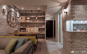 在施工前，设计师与屋主透过良好沟通，将客、餐厅／书房连结，除了是开放式的餐厅，也是是屋主阅读及休憩的