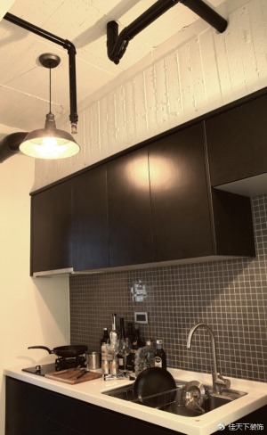 ?一黑白灰三種顏色繪成一個廚房 馬賽克，一個人 廚房可以小