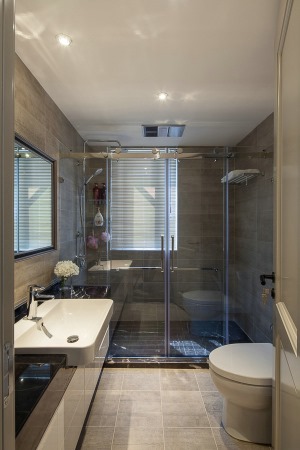 地磚與潔具的色調打造衛浴空間高格調的休憩氛圍