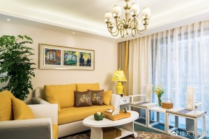 客厅家具的重头戏是暖黄与白拼色沙发。同色系的窗帘、吊灯、台灯乃至茶几上的托盘， 以深浅有致的不同明度