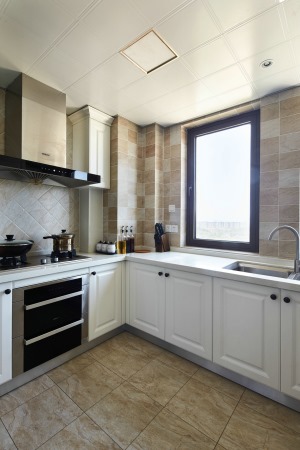 绿地海外滩70平方两居室现代简约风格厨房装修效果图