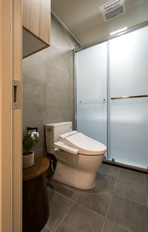 钢城印象85平方三居室现代风格卫生间装修效果图