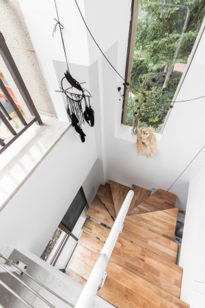 通用晶城75平方两居室现代风格楼梯装修效果图
