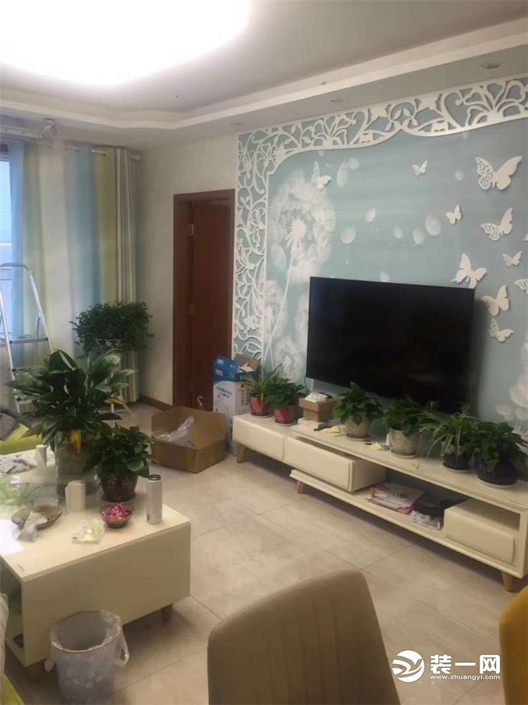 客厅，木质的花雕，美观大方，温馨舒适。