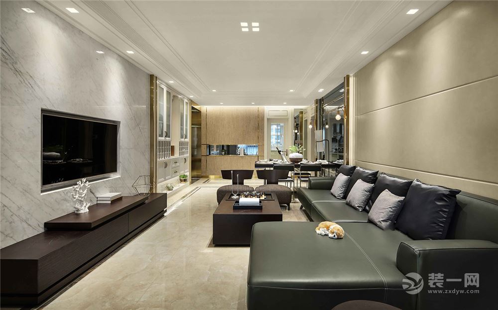 客厅采用现代仿皮质沙发，方便实用。