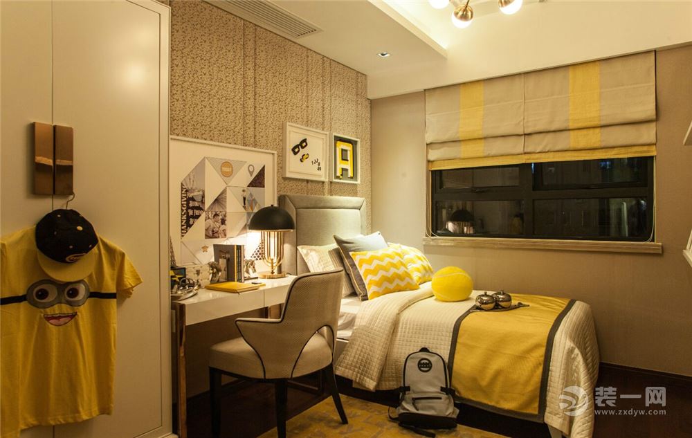 卧室装修效果图，简约的同时采用暖色系的色调，和温馨的空间布置搭配，让业主一回家就有温馨的感觉
