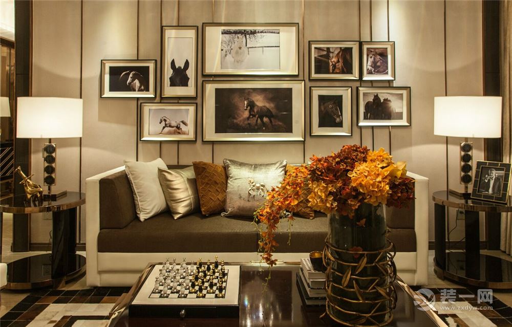 沙发照片墙装修效果图，简约的同时采用暖色系的色调，和温馨的空间布置搭配，让业主一回家就有温馨的感觉