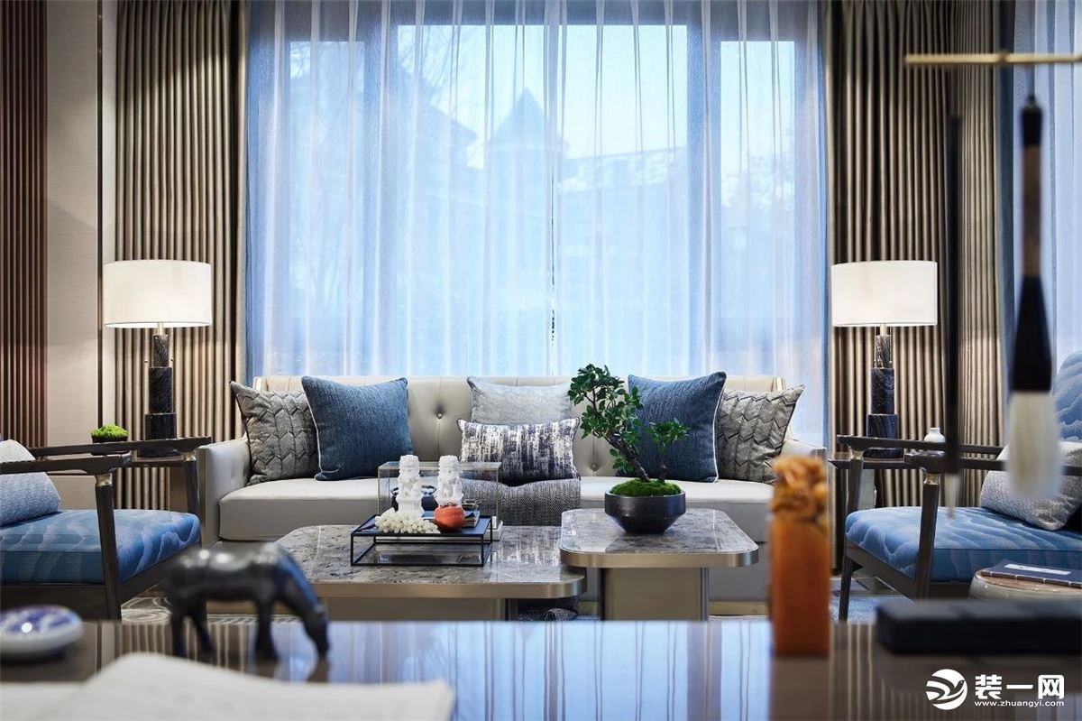 室内的主色调汲取了江南水乡的湖蓝色，清雅的色调与现代简约形制融构于一体，在空间中铺陈出别有风致的现代