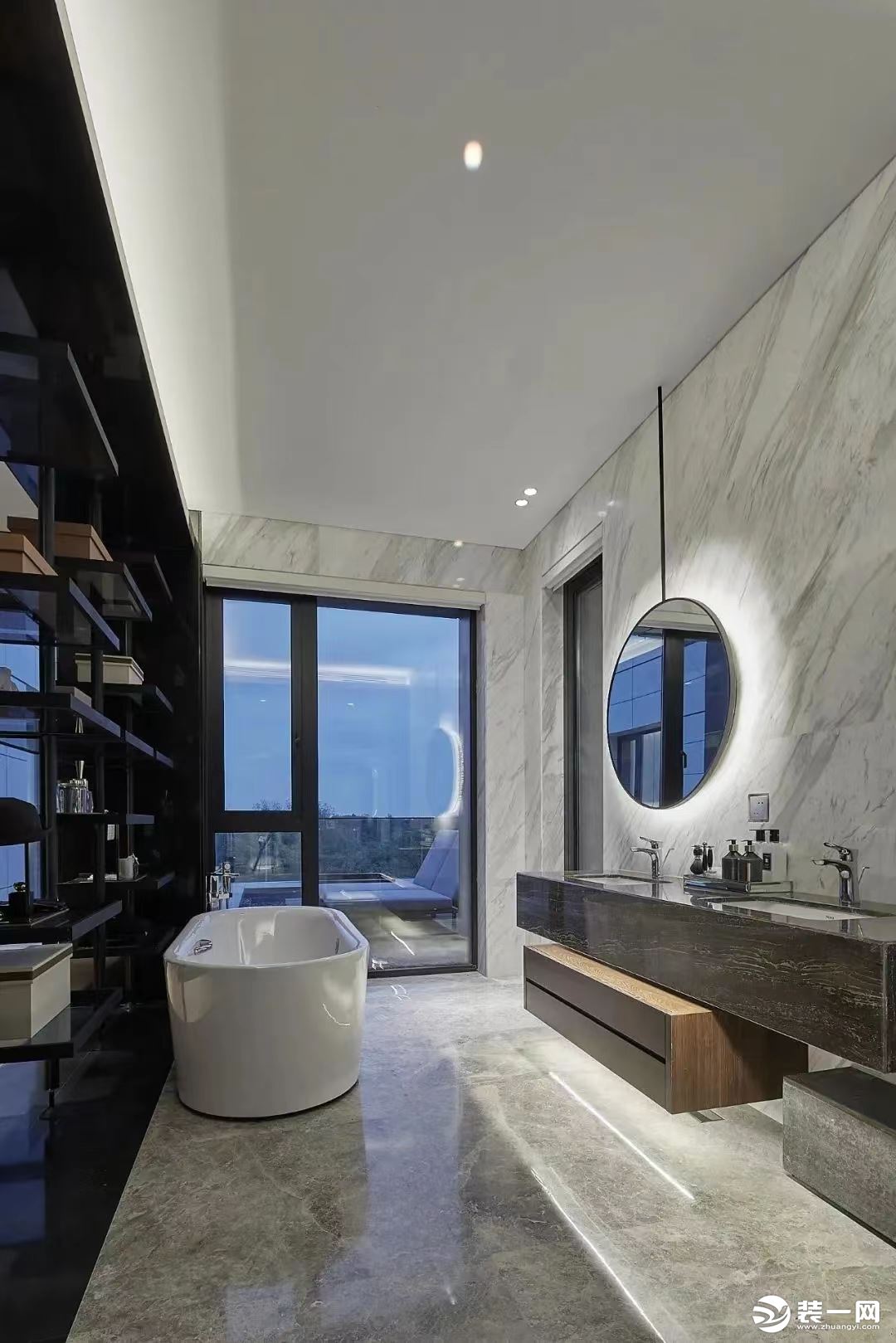 浴缸正对镂空式的展示柜，沐浴时能够尽情观赏窗外的美景，也可以在外侧的小阳台点一盏烛光尽享情调。