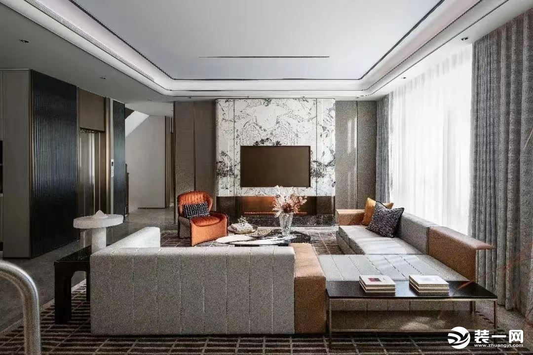 会客厅内采用充满棱角的硬质平角沙发，其上还带有等距的纹理，让空间内内无形中产生了某种秩序。