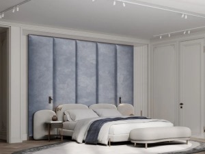在主臥室中以藍色為床頭背景，白色的墻面干凈清爽，歐式的線條，綠植點綴，非常有格調，溫暖而私密的氛圍。