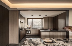 廚房一改白灰的設計，大面積采用了棕木色作為墻壁裝飾，加工臺和櫥柜同樣是棕色的原木紋理
