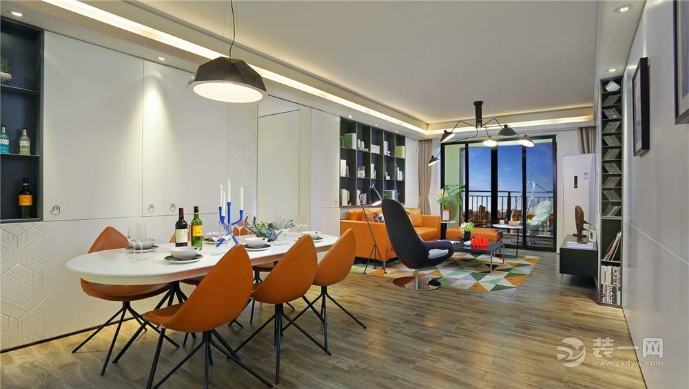 客餐厅，餐椅和沙发的颜色遥相呼应，橙色活跃的色彩，使白色的空间显得更加明亮。