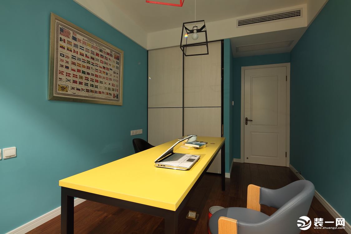 黄色书桌，增加整个空间的色彩对比
