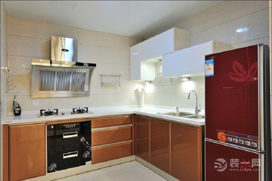 厨房设计以简单的直线，横平竖直，减少不必要的装饰线条，更加舒适。