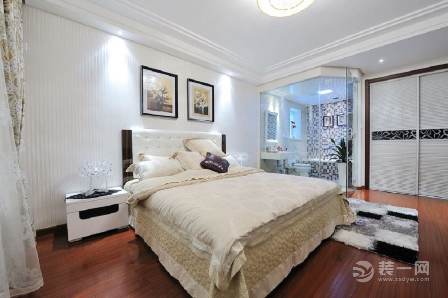 卧室的床铺上米色床品，搭配拼色毛地毯，与墙面地面相得益彰，空间不经意流露出简单和谐之美。