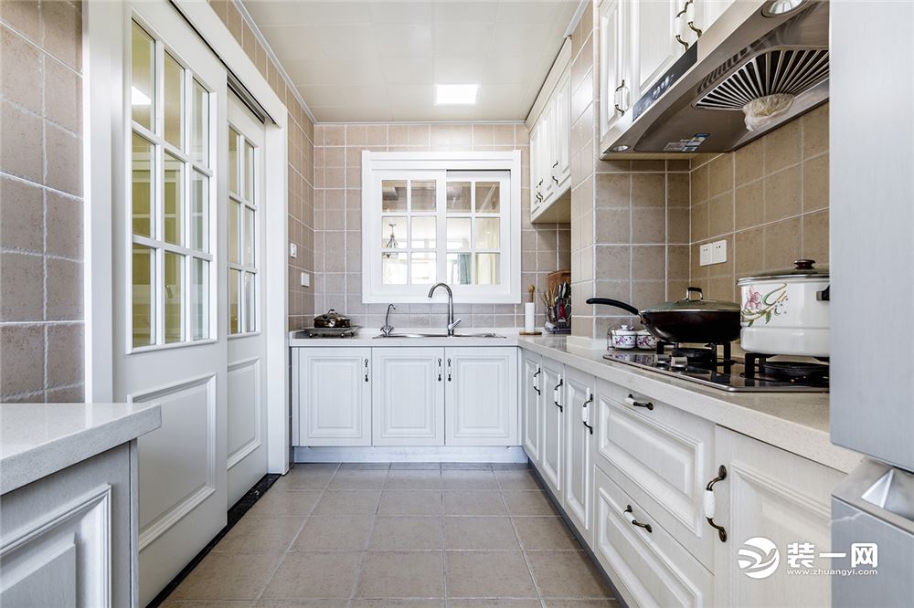 厨房是白色的主色调，显得干净有序。