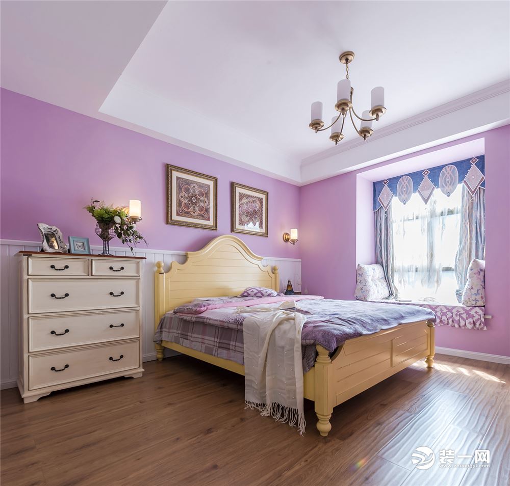 卧室通过淡紫色打造安静不失气质的氛围，乳白色的床和背景的白拉开层次。