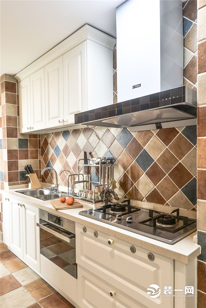 厨房整体干净整洁，而墙地的彩色复古砖又使整个空间不至于单调呆板。