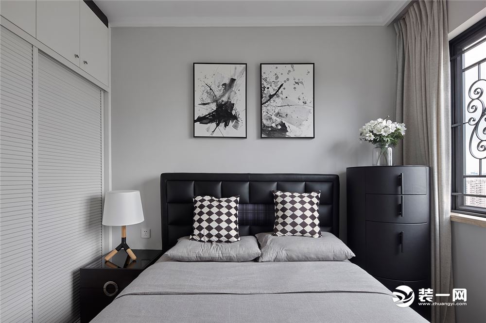 卧室的面积不大，在设计上以精炼为主，墙面都是以大面积暖灰色乳胶漆来过渡处理，增加细节的软装饰品搭配。