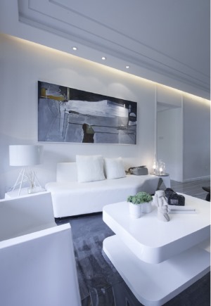 客厅选择的是白亮光系列家具，独特的光泽使家具倍感时尚，具有舒适与美观并存的享受。