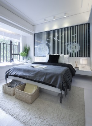卧室配饰上以黑白灰三色为主。简单时尚，温馨舒适。