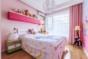 大大的公主床，精致的白色吊灯，粉色的迪士尼墙纸，柔软地毯落地窗帘，一切彷佛童话书中梦幻唯美的成长空间