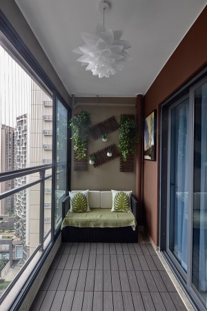 增加了防腐木地板的处理，使得阳台空更加温馨、舒适，墙面绿植的点缀装饰也给阳台带来不同的氛围感。