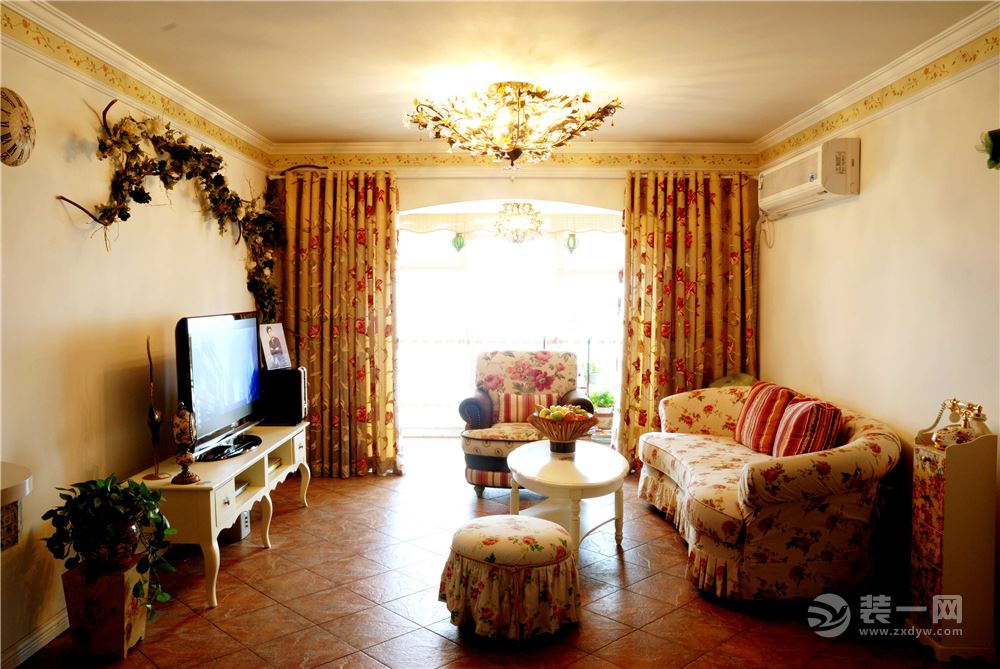 客厅以暖色为主沙发布艺的天然感与乡村风格能很好地协调;上面往往描绘有色彩鲜艳