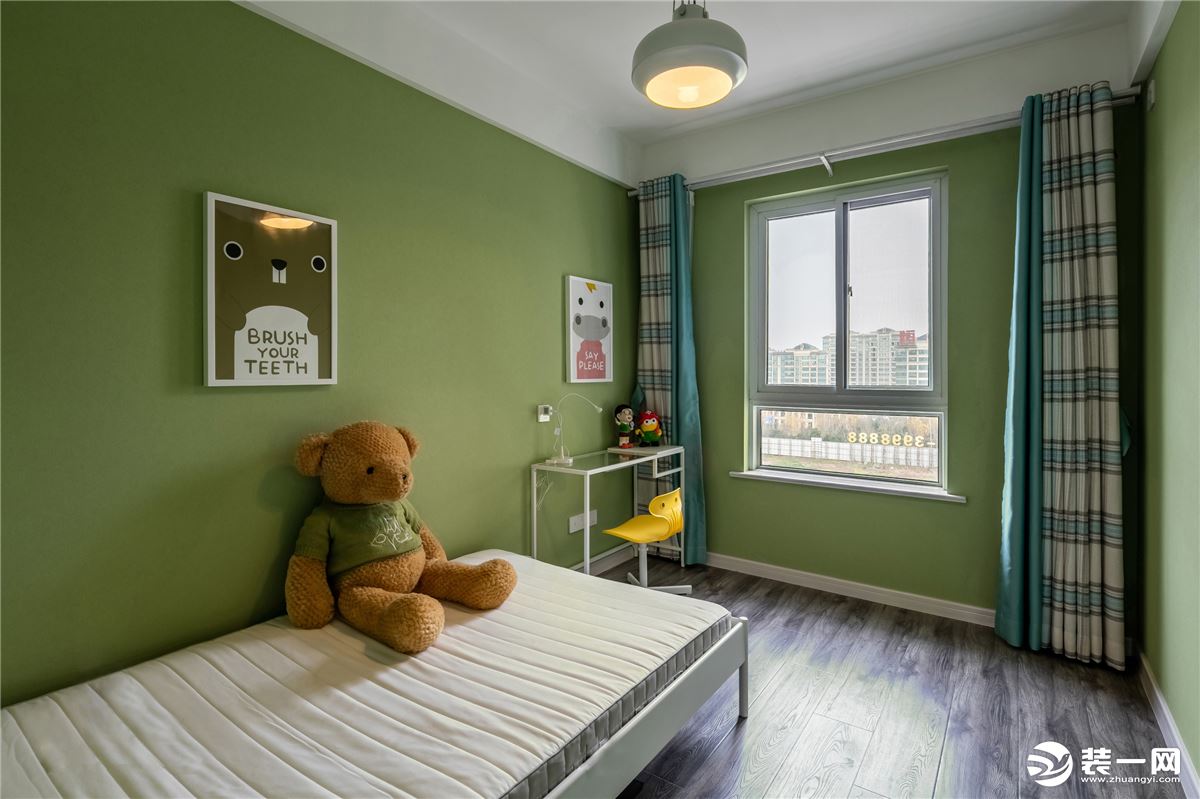 儿童房的色彩以绿色为主，使得空间显得清新亮丽....