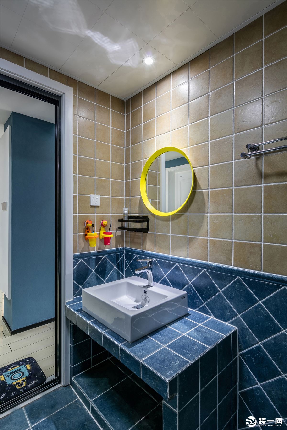 将浴室一分为二，干湿分开，就可保持沐浴之外的场地干燥卫生，维持浴室整体环境的整洁美观。