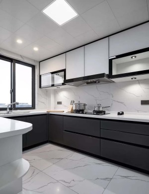 厨房内部的空间还是比较宽敞的，U字形的橱柜布局方案带来更短的厨房动线，也拥有更多的储物空间，橱柜转角