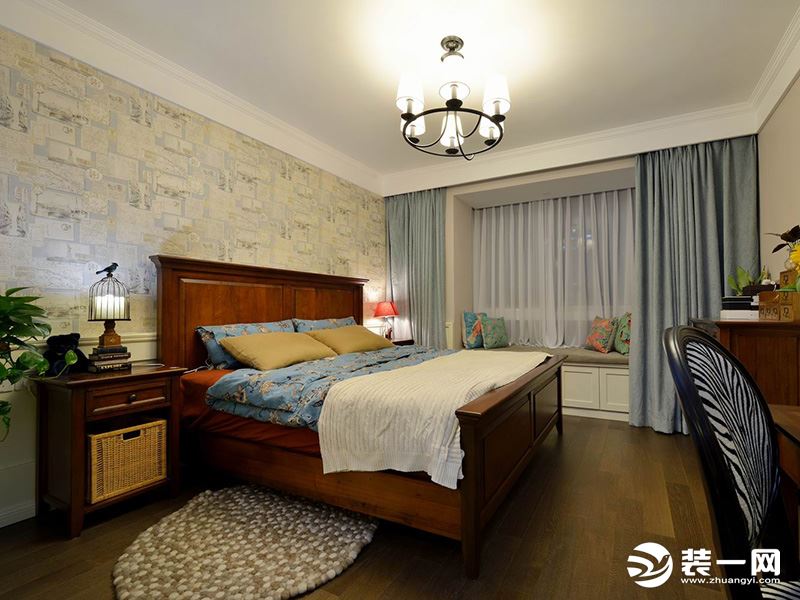 卧室飘窗采用了高级灰为主色调，搭以白色的丝缦更是增添了浪漫气息。