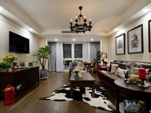 客廳的家具及配飾復古、大氣，色調單一而不失浪漫。