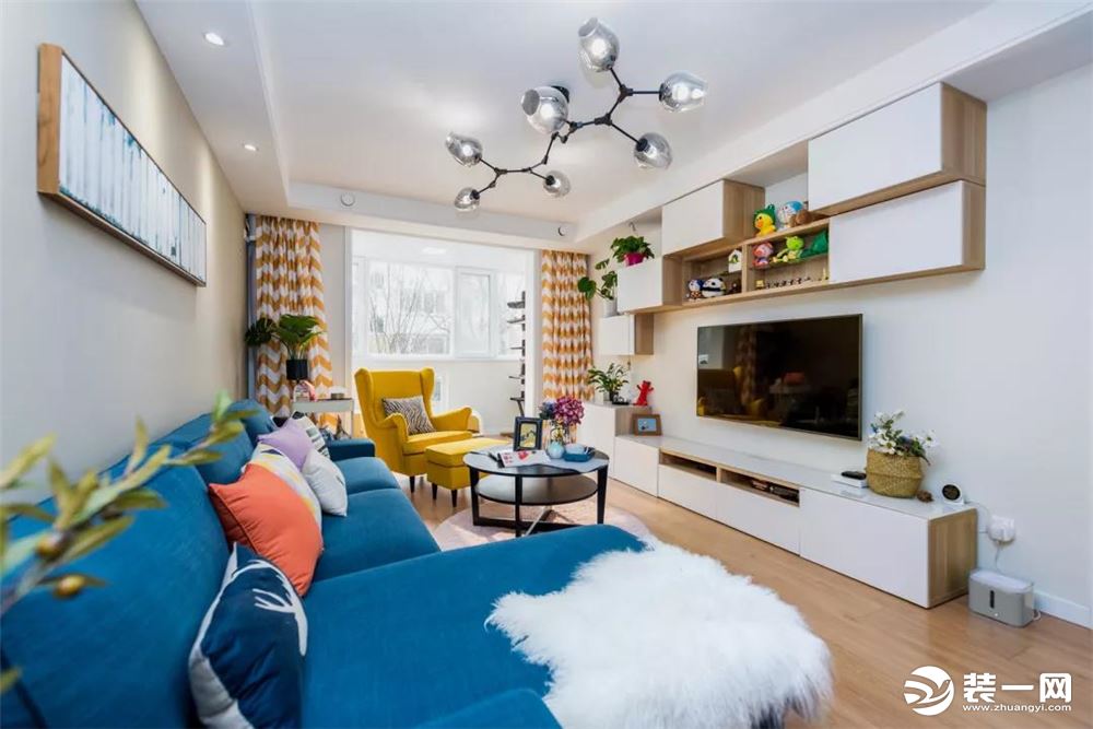 客厅 客厅给人的感觉特别的适合年轻人，简洁的硬装，搭配颜色丰富的软装，如蓝色的L字形沙发，黄色的老虎