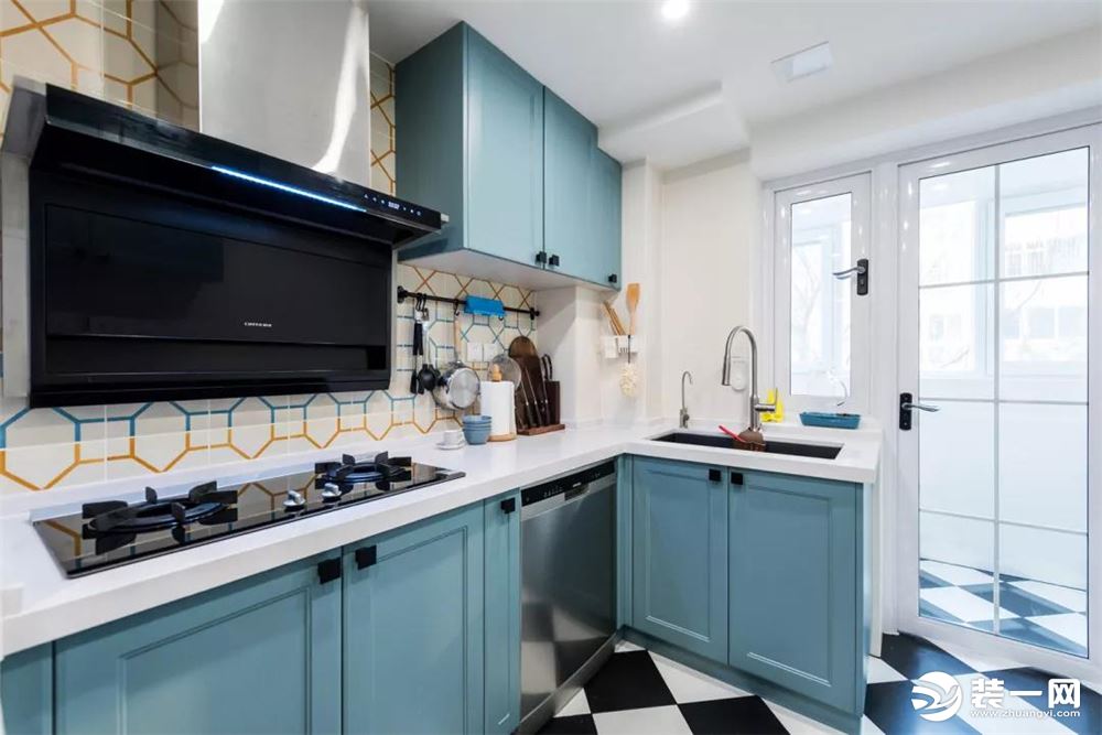 厨房 绿色的橱柜虽然比较少见，但搭配黑白地砖，花砖墙面，这样的组合方式，呈现出来的效果还是很不错！