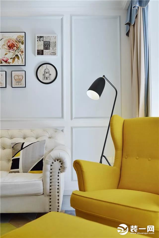 客厅局部装饰，不管是优雅的落地灯、舒适休闲的单人大沙发还是实用的小台灯，每个细节设计都很用心。