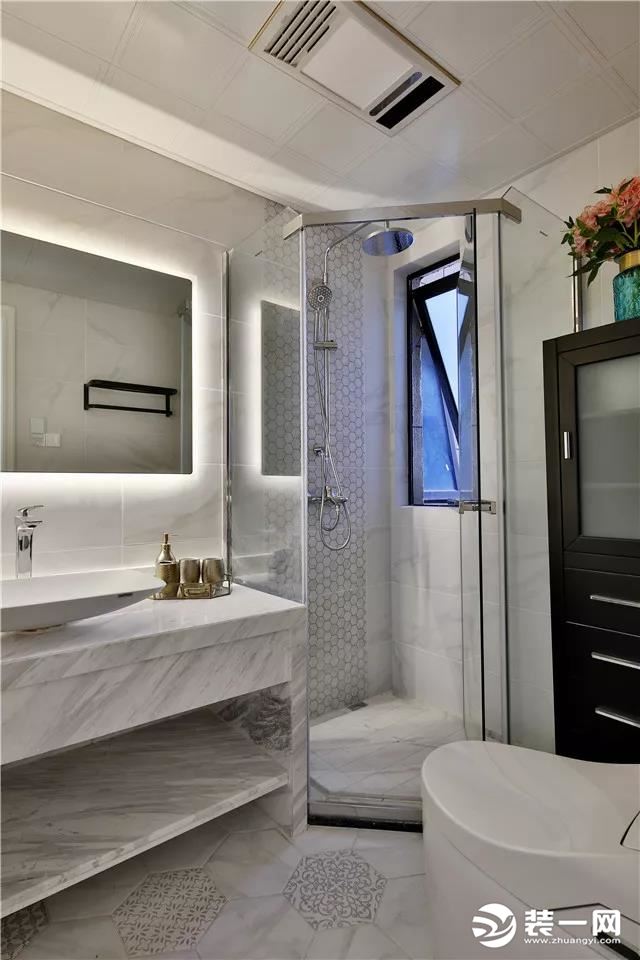 卫生间用钻石形淋浴房做了简单的干湿分离，灰色砖耐脏很适合卫生间装修。