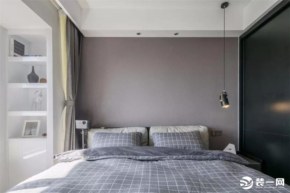卧室床头与床单都会暖灰色调为主，现代而暖系的设计很令人舒适。