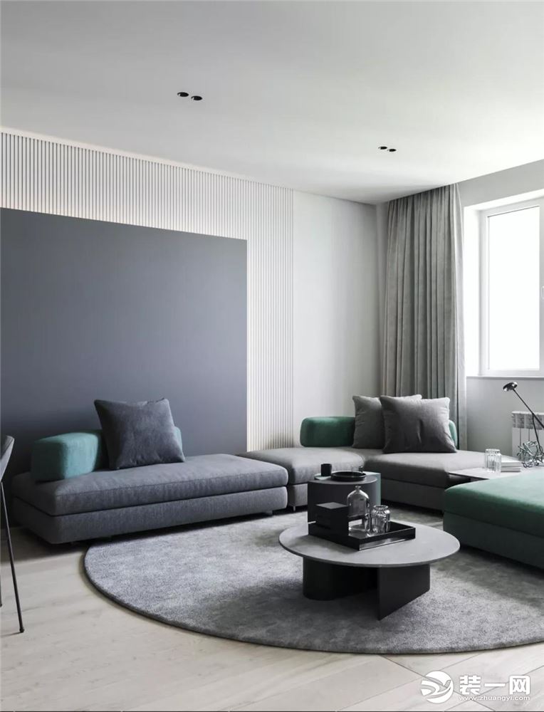 由高级灰与墨绿色组合成的 U型大沙发 搭配着中间的圆形地毯 围合出一个舒适的休闲区域 让小房子显得更